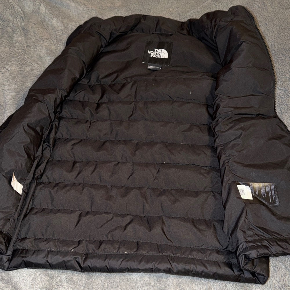 The North Face Women's 550 down Black Puffer Vest - Picture 5 of 5